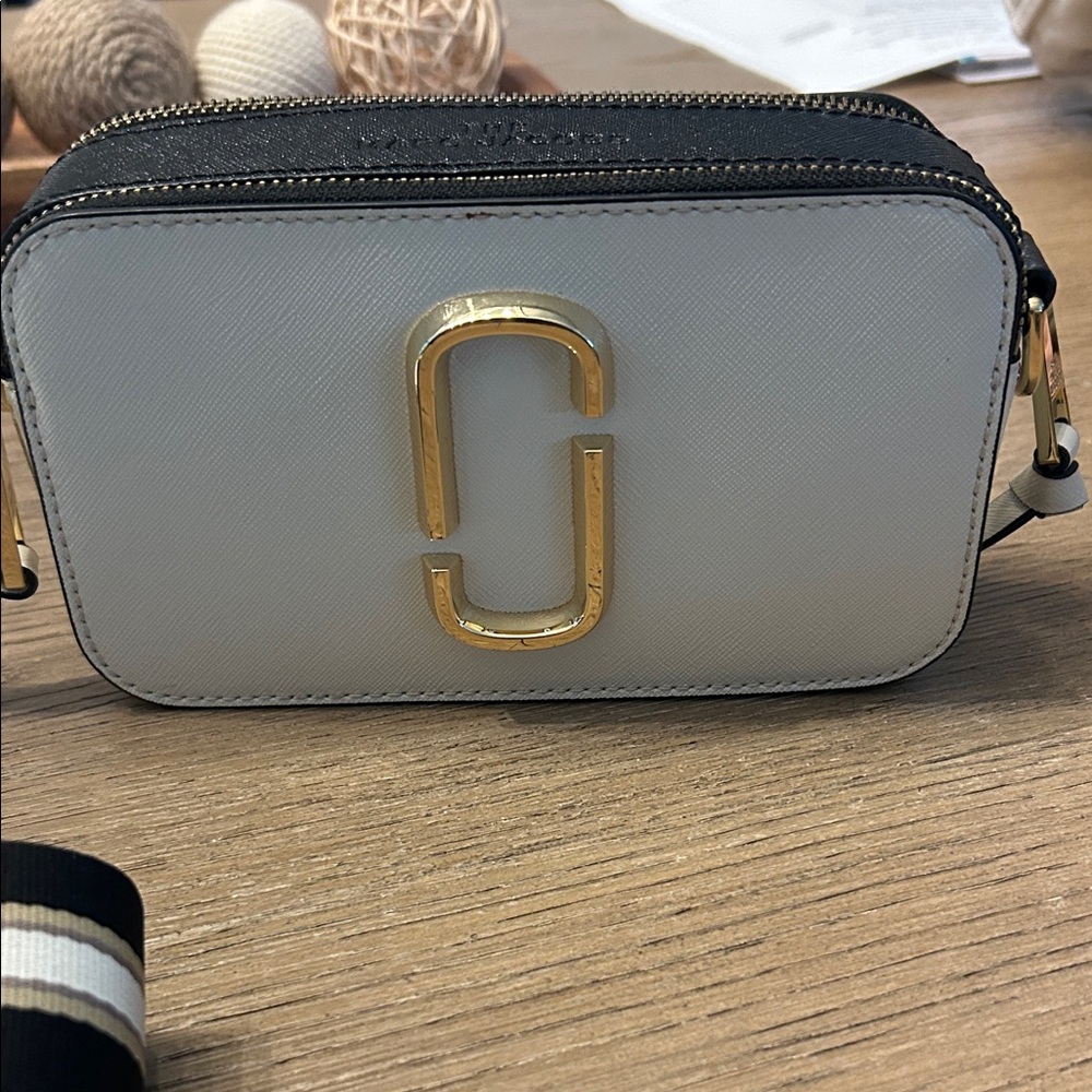 Marc Jacobs Cream and Gold Snapshot Bag - Picture 3 of 9